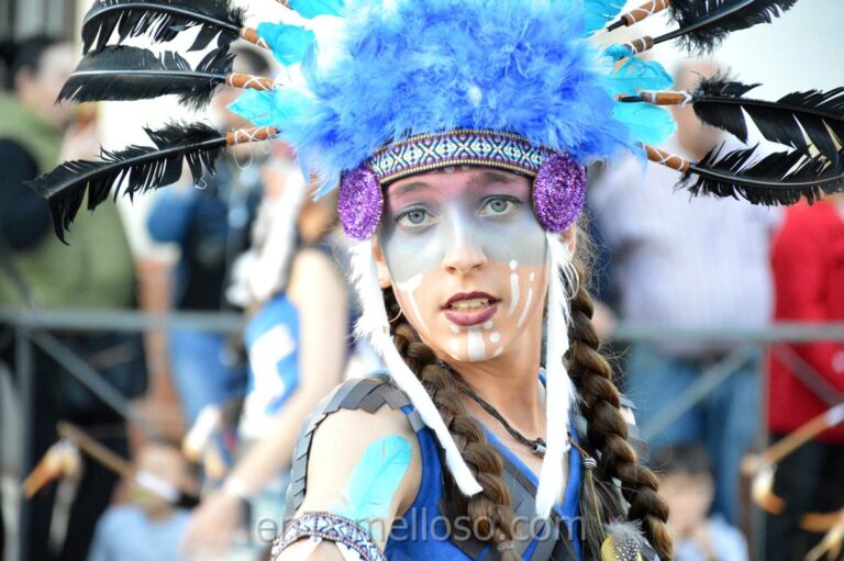 El Gran Desfile de Peñas Locales de Tomelloso llena la avenida Antonio Huertas de color y bailes