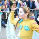 El Gran Desfile de Peñas Locales de Tomelloso llena la avenida Antonio Huertas de color y bailes