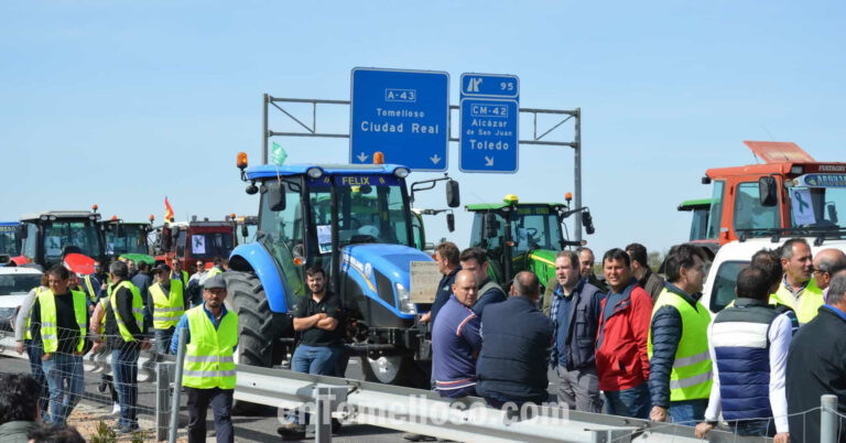 Los agricultores de Tomelloso cortan el tráfico en la A-43