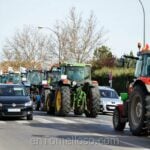 Los agricultores de Tomelloso cortan el tráfico en la A-43