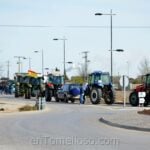 Los agricultores de Tomelloso cortan el tráfico en la A-43