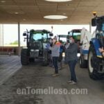 Los agricultores vuelven a desinfectar las calles de Tomelloso, hoy además han tenido un gesto especial