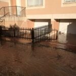 La rotura de una tubería provoca la inundación de algunas casas en la calle Albatros de Tomelloso