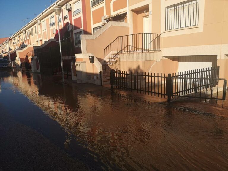 La rotura de una tubería provoca la inundación de algunas casas en la calle Albatros de Tomelloso