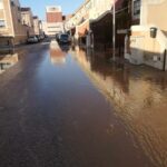 La rotura de una tubería provoca la inundación de algunas casas en la calle Albatros de Tomelloso