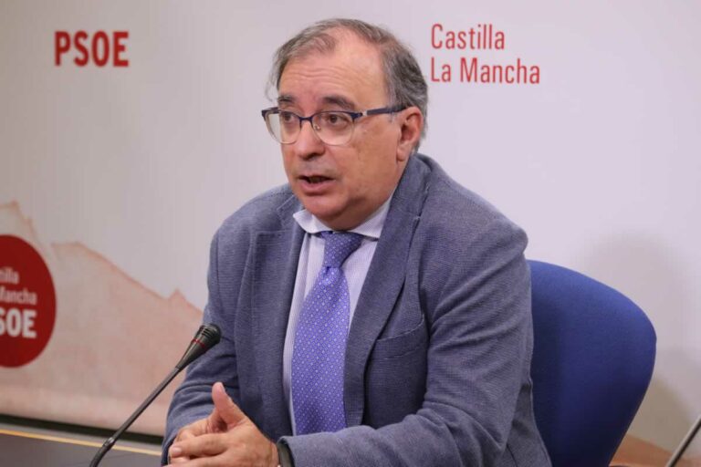 PP pide la dimisión de Mora tras lanzar una libreta contra Claudia Alonso en un debate