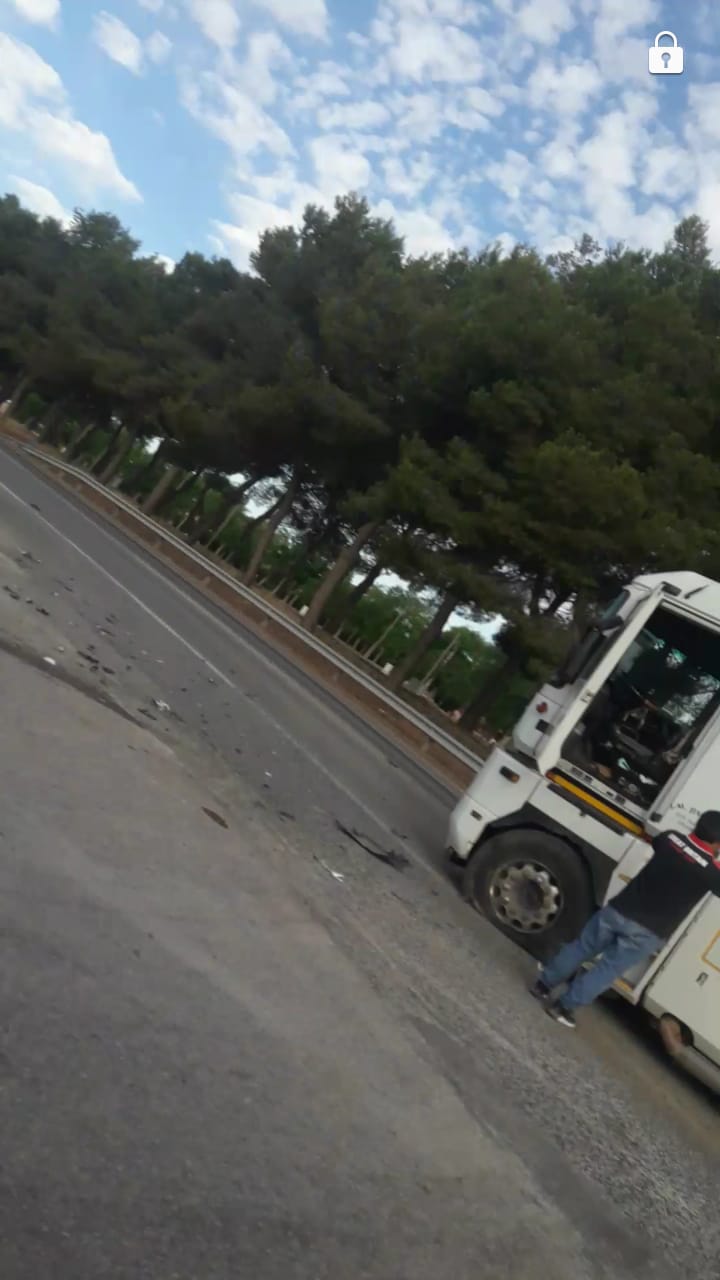 Un vehículo de una autoescuela choca contra un camión a la entrada de Argamasilla de Alba