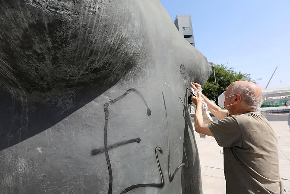 Antonio López repara una obra suya que había sufrido un acto de vandalismo en Coslada