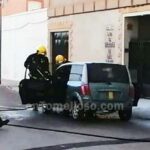 Un vehículo "sin carnet" se incendia en plena calle en Tomelloso