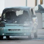Un vehículo "sin carnet" se incendia en plena calle en Tomelloso