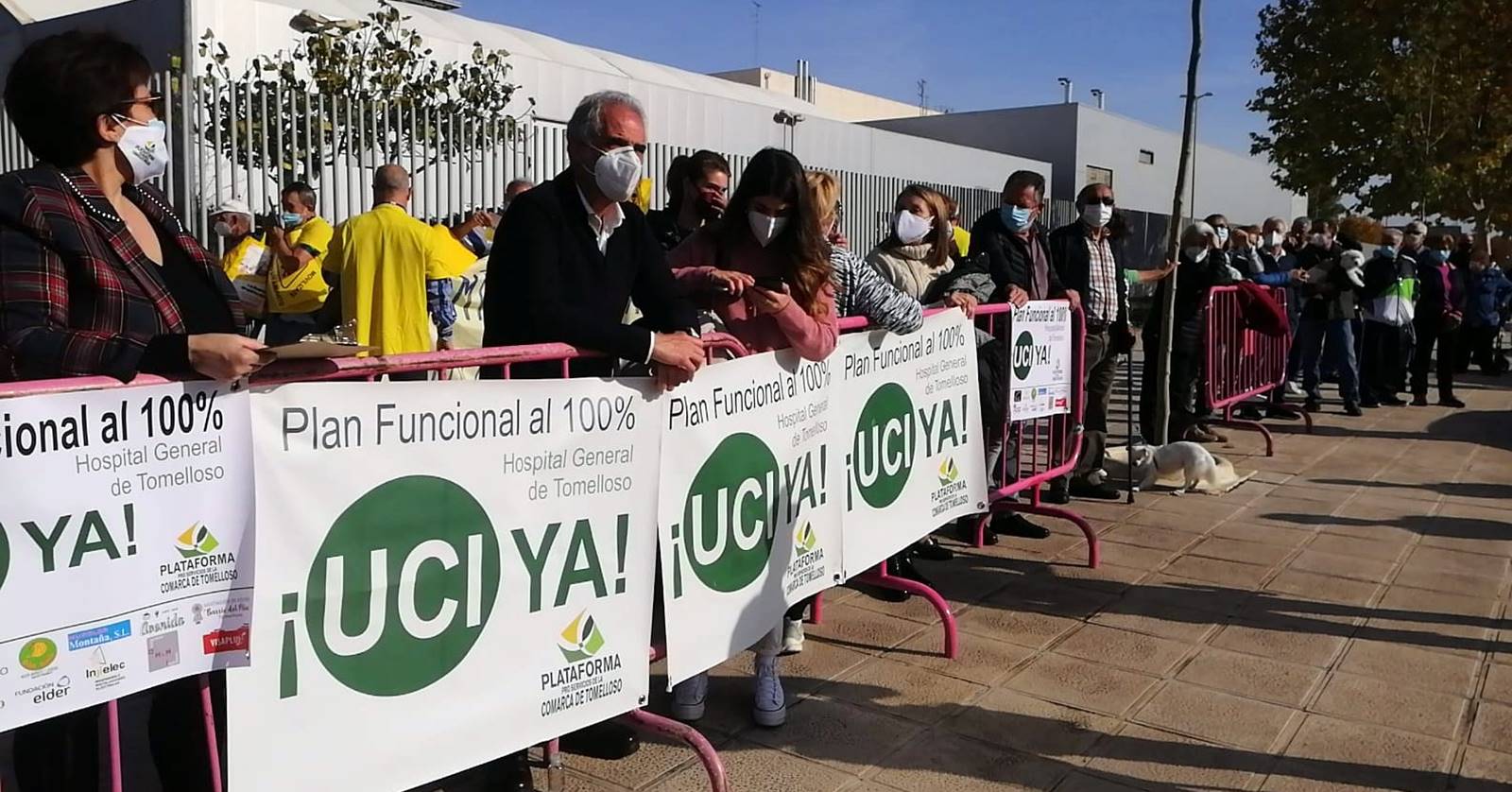 Pancartas y pitos en el Hospital de Toledo para reclamar mejoras sanitarias en Tomelloso