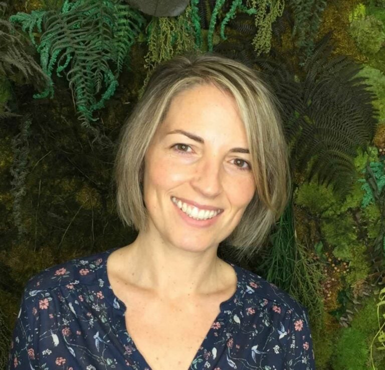 Tarde de tertulia con Ana Moraga, que acaba de presentar su primera novela: «La Oscuridad»