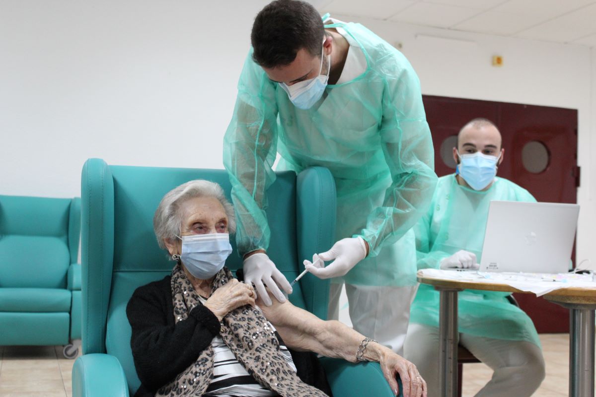 Comienza la vacunación en siete centros residenciales de Castilla-La Mancha