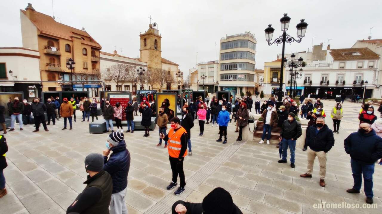 Los hosteleros y pequeños empresarios de Tomelloso vuelven a la Plaza de España para reclamar atención y evitar el cierre definitivo