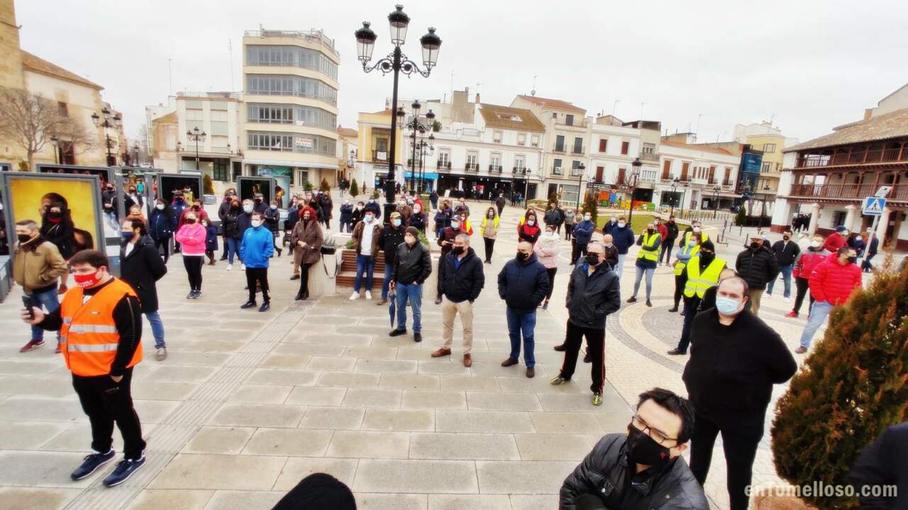 Los hosteleros y pequeños empresarios de Tomelloso vuelven a la Plaza de España para reclamar atención y evitar el cierre definitivo