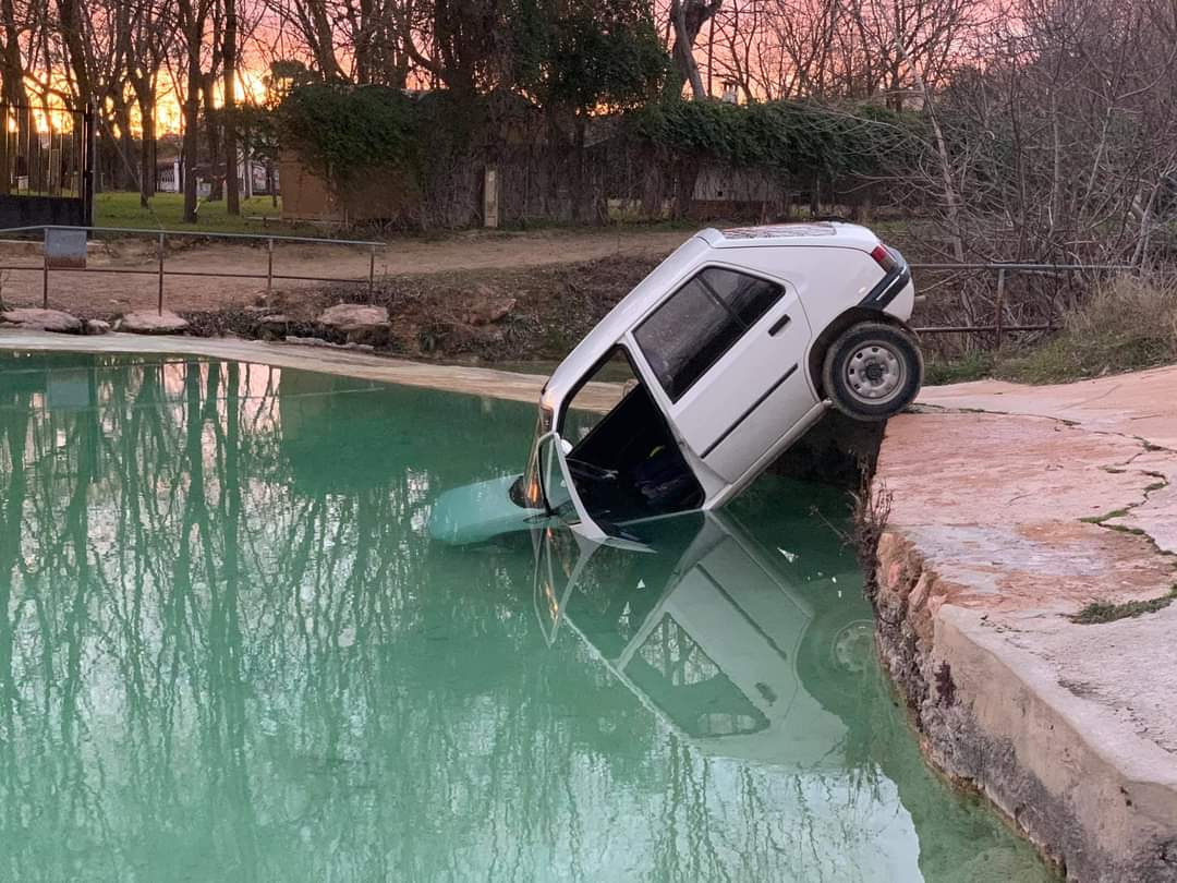 Tremendo susto en las Lagunas de Ruidera: un Peugeot 205 acaba en el agua