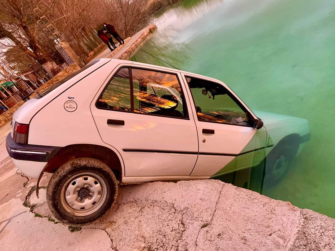Tremendo susto en las Lagunas de Ruidera: un Peugeot 205 acaba en el agua