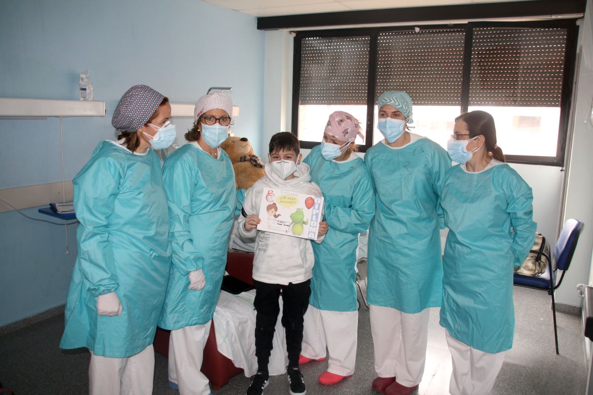 Mateo, el niño que estuvo 11 días en la UCI del Hospital de Alcázar, recibe el alta médica