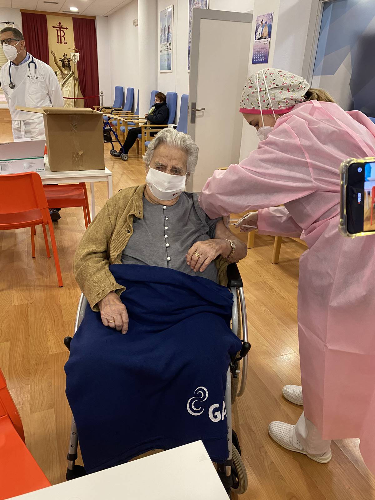 Hortensia Vallés, de 91 años y residente en ELDER, primera tomellosera en recibir la segunda dosis de la vacuna contra la covid-19