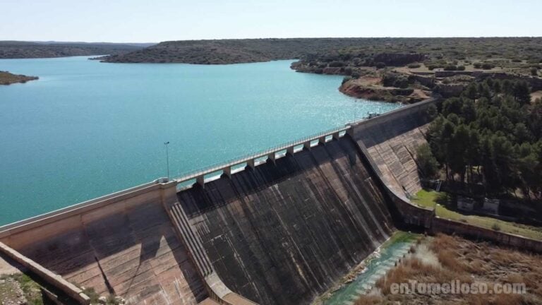 El pantano de Peñarroya comienza a verter por encima de la presa a escasos días de la primavera