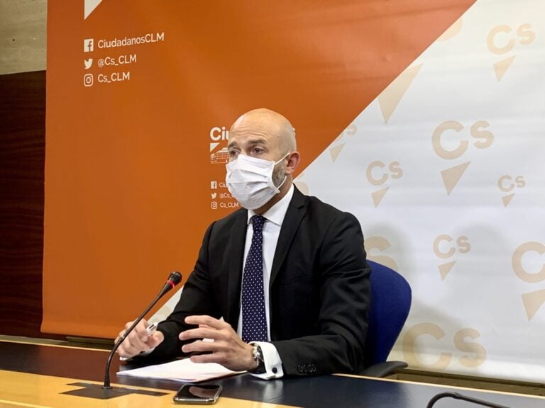 Cs pide a Page que se disculpe «por jugar» con la vacunación de mayores de 80 años