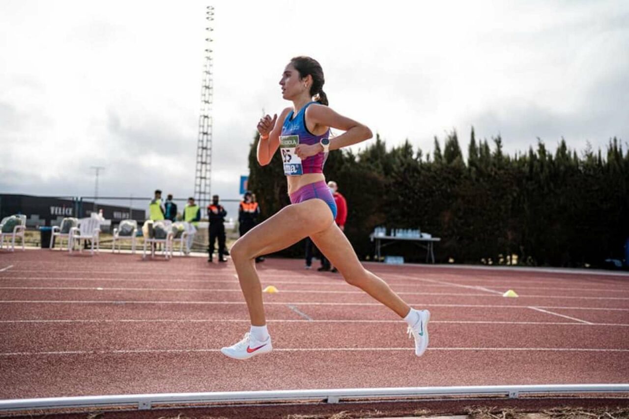 La atleta tomellosera Alicia Berzosa logra la medalla de bronce en el Campeonato de España de Fondo en Pista