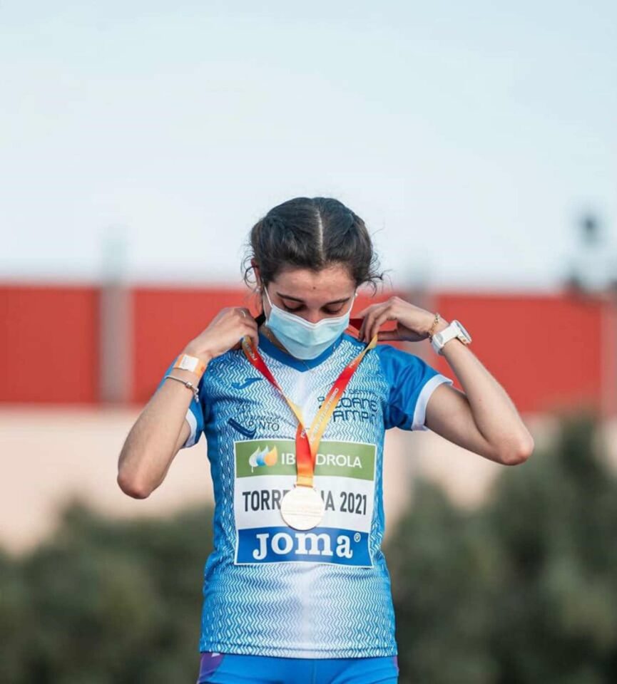 La atleta tomellosera Alicia Berzosa logra la medalla de bronce en el Campeonato de España de Fondo en Pista