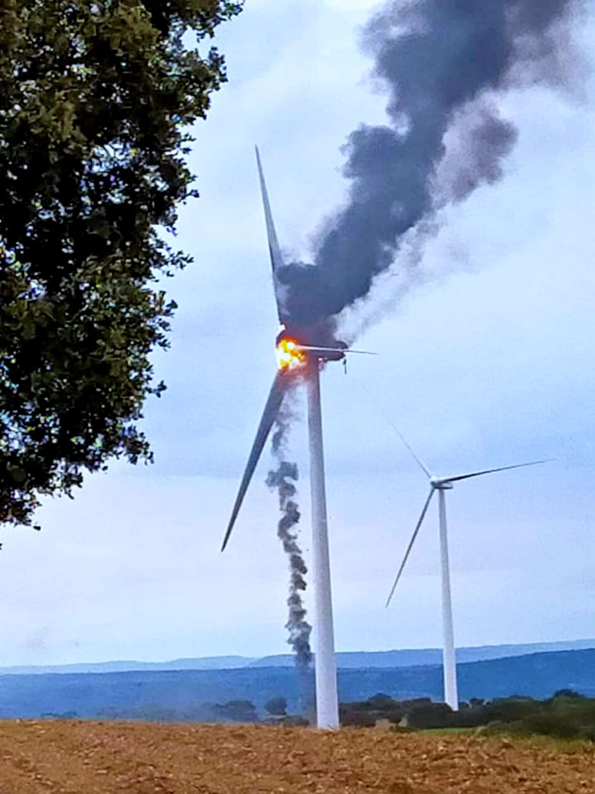 Impresionantes imágenes: un aerogenerador sale ardiendo en un parque eólico de Cuenca