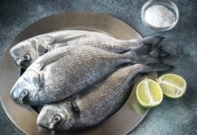 Besugos al horno con patatas y chalotas confitadas al oporto