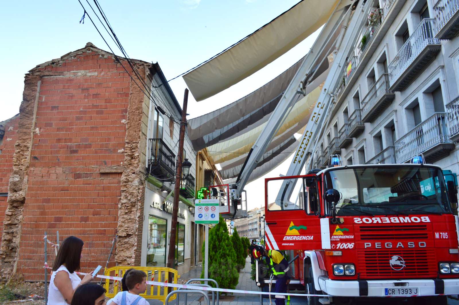 Los toldos instalados provocan el desprendimiento de parte de una fachada en Tomelloso