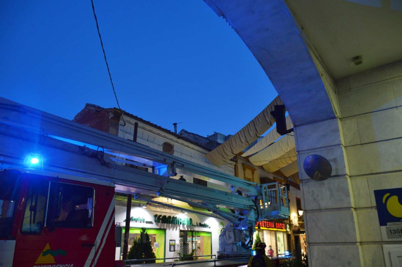 Los toldos instalados provocan el desprendimiento de parte de una fachada en Tomelloso
