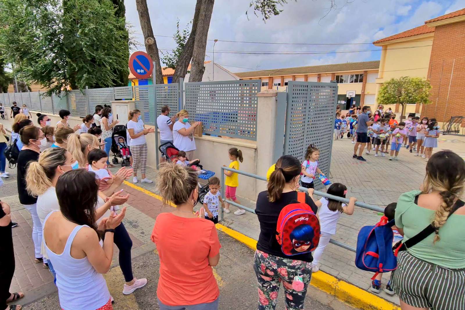 Madres y padres de Argamasilla de Alba aplauden a a los ‘héroes bajitos’ de la pandemia