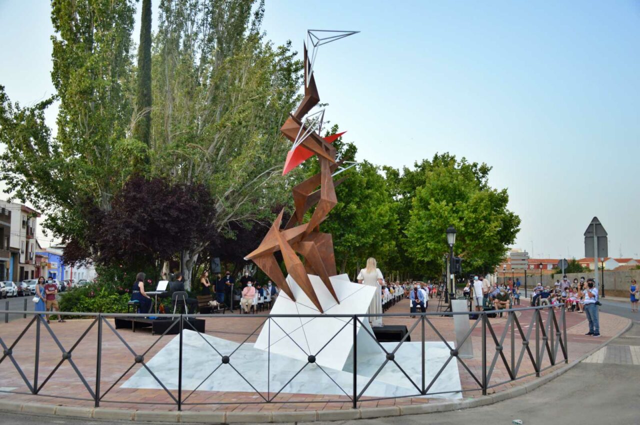 La escultura encargada por Inmaculada Jiménez cuesta 35.000 euros a los tomelloseros