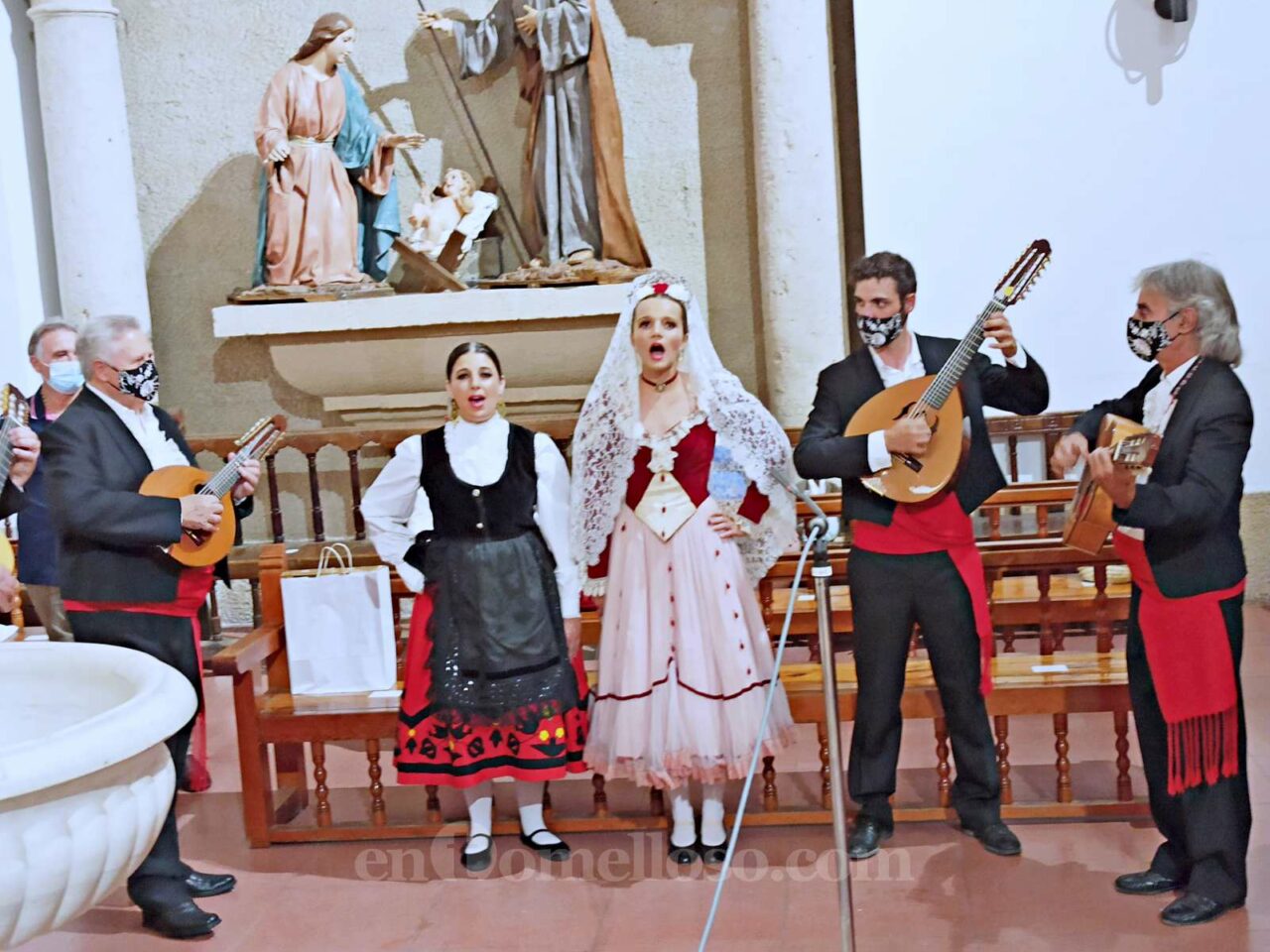 Los grupos participantes del XL Festival de Folklore homenajean a la patrona de Tomelloso
