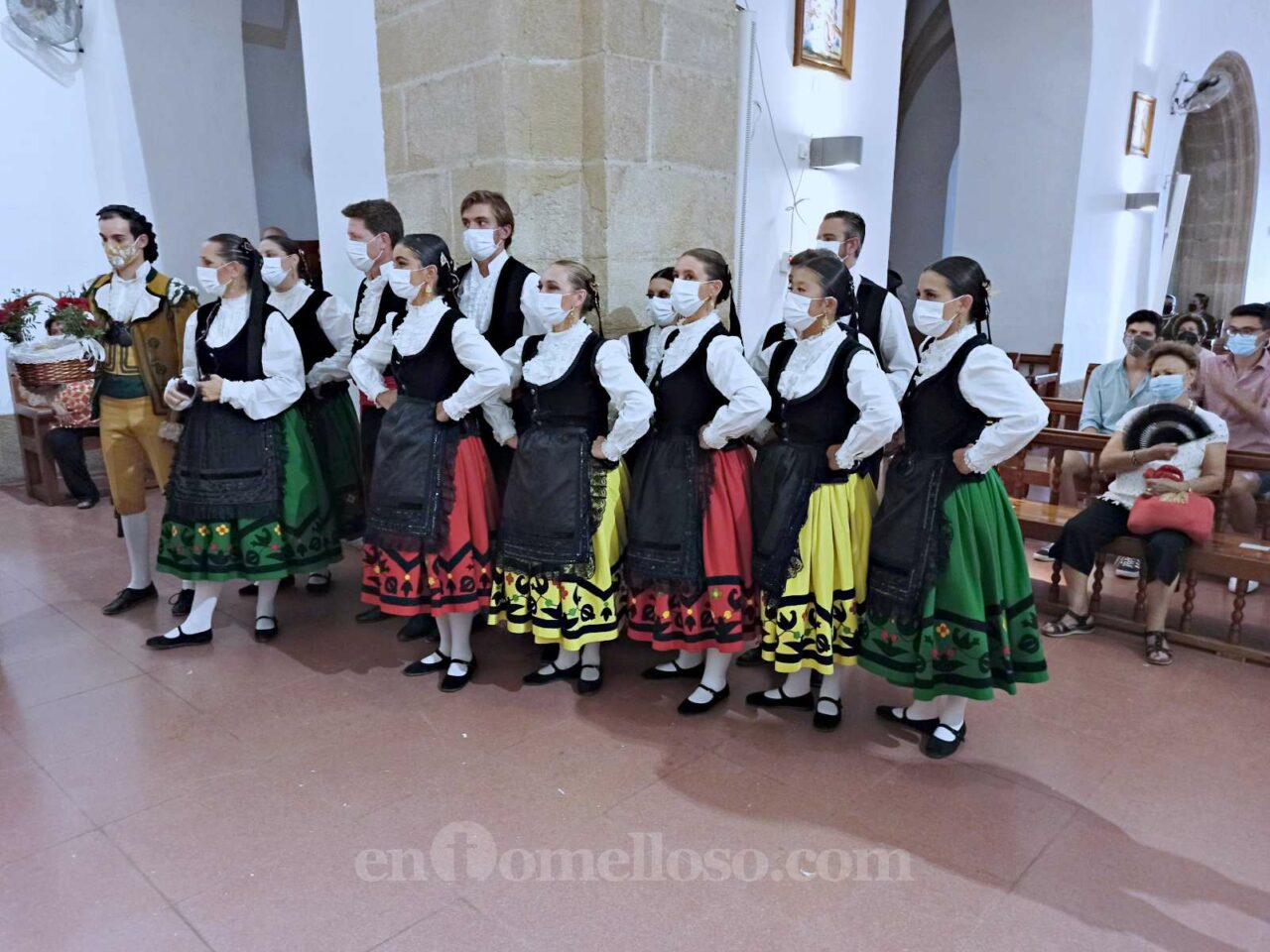 Los grupos participantes del XL Festival de Folklore homenajean a la patrona de Tomelloso