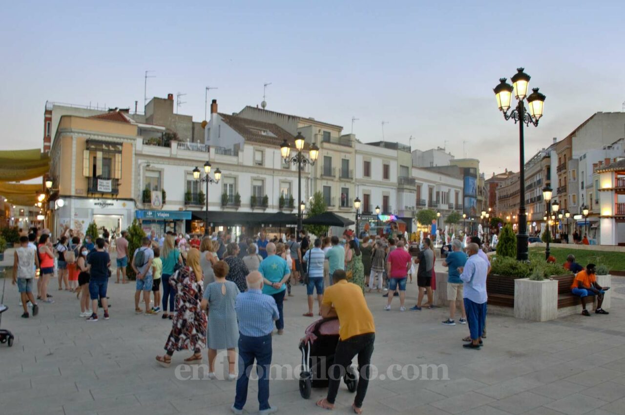 La Asociación del Barrio de San Juan se reúne en la Plaza de España para poner fin a la realidad okupa