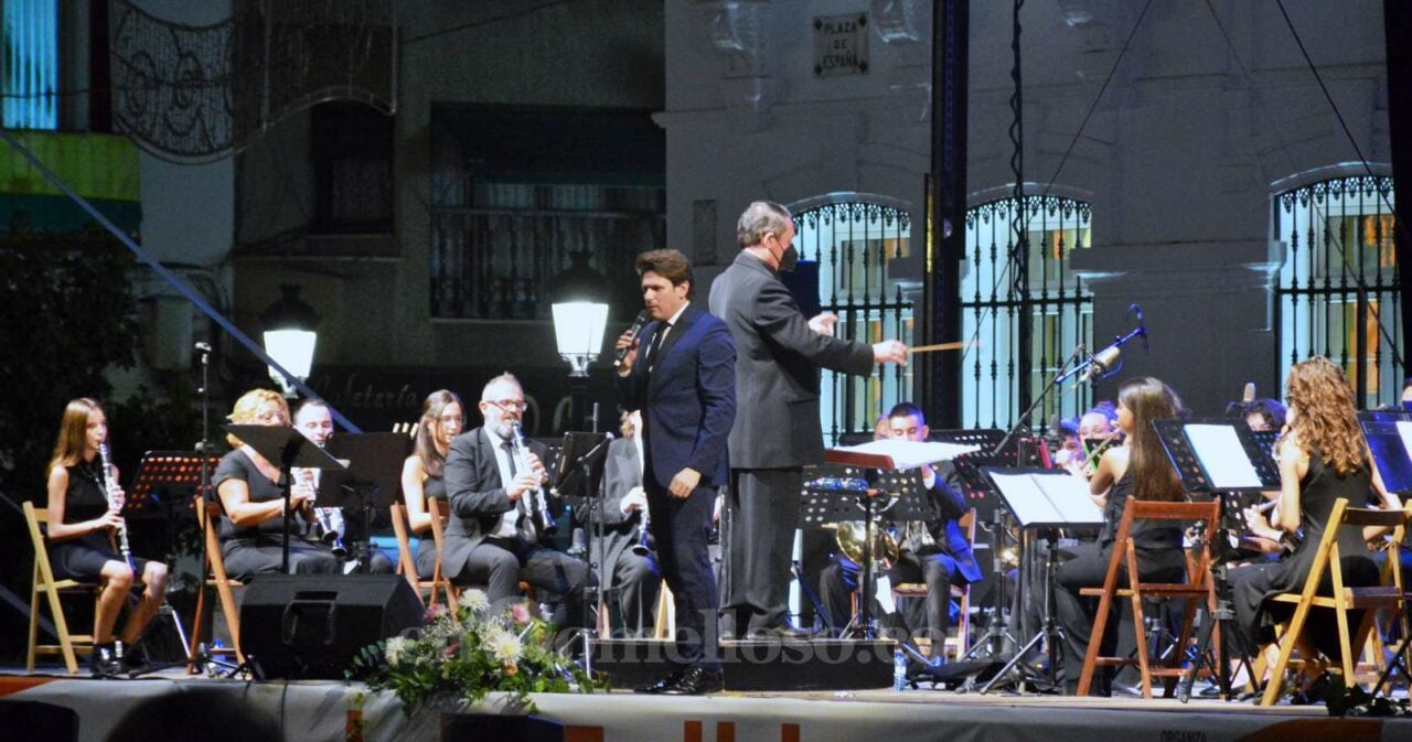 Luis Muñoz y José Ballesteros nos deleitan con su música en la Plaza de España de Tomelloso