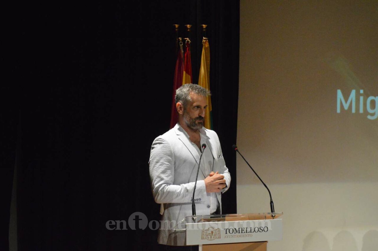 Miguel Huertas Camacho recibe el titulo de Tomellosero Ausente en la Feria 2021