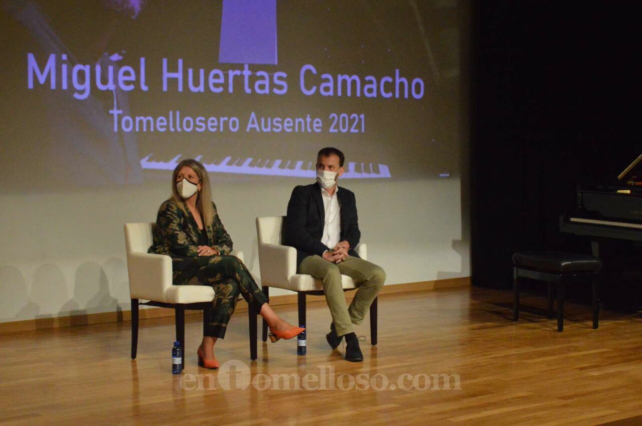 Miguel Huertas Camacho recibe el titulo de Tomellosero Ausente en la Feria 2021