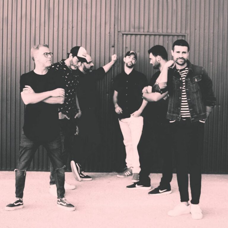 Mücke nos hace cantar este verano con su nuevo single «Nacidos del Incendio»