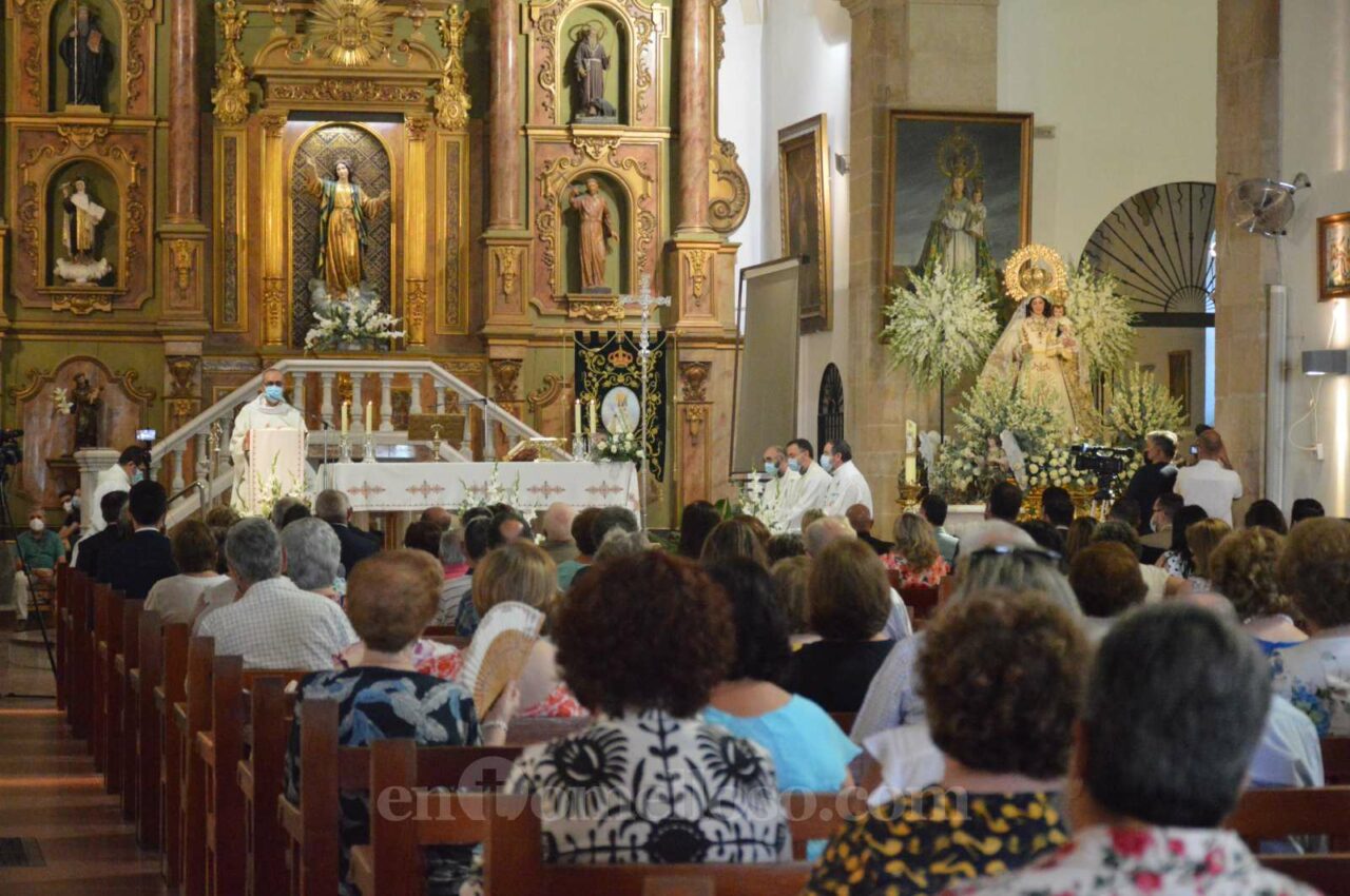 La parroquia de La Asunción se llena para celebrar la función religiosa en honor a la Virgen de las Viñas