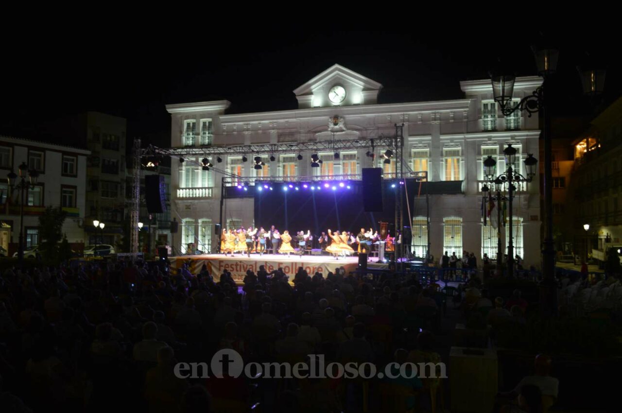 El XL Festival de Folklore "anuncia" la inminente llegada de la Feria de Tomelloso