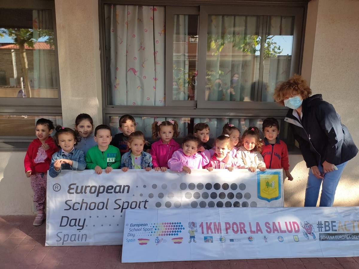 Alumnos, profesores y familias del CEIP José María del Moral celebran la Semana del Deporte con una carrera