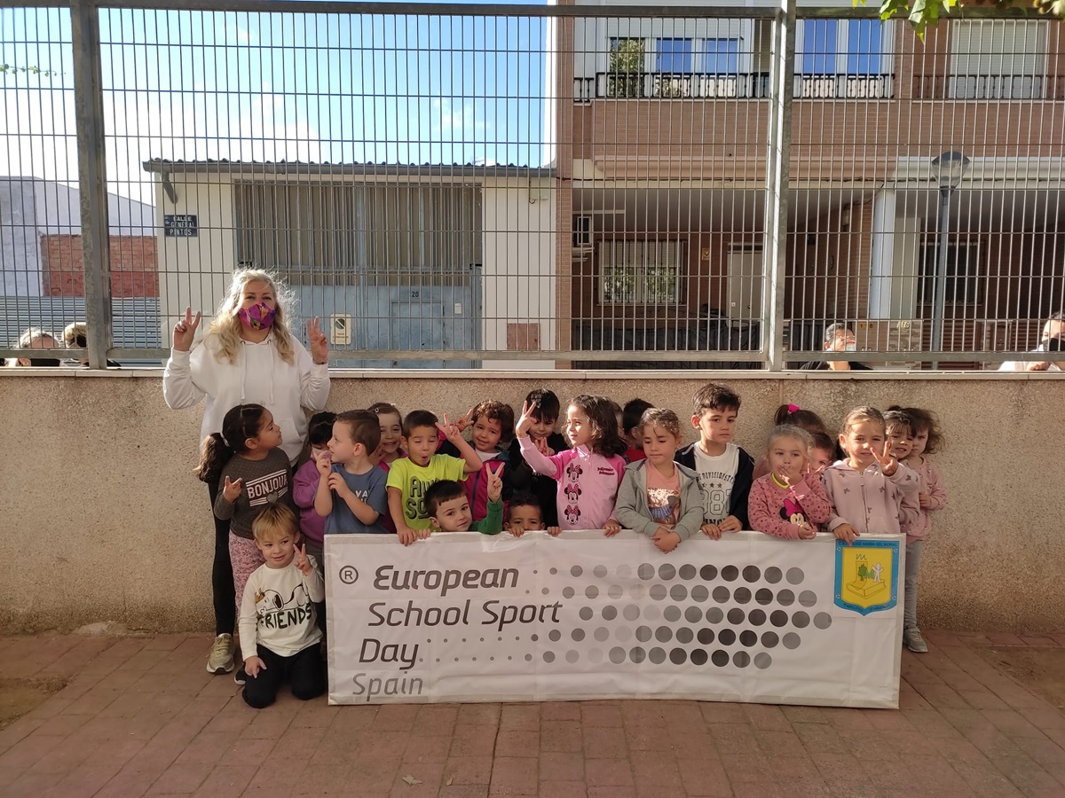 Alumnos, profesores y familias del CEIP José María del Moral celebran la Semana del Deporte con una carrera