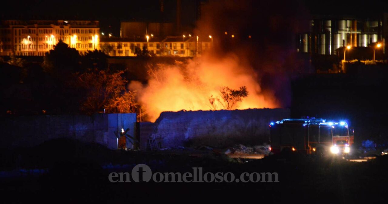 Espectacular incendio a las afueras de Tomelloso en la noche del domingo