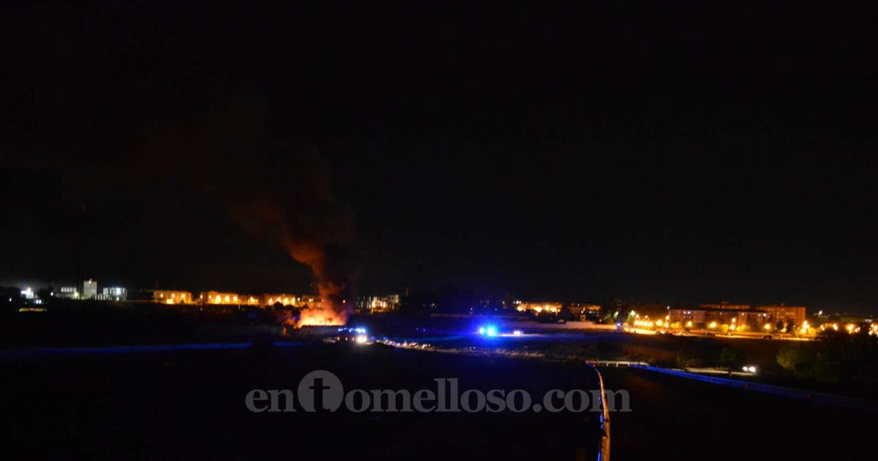 Espectacular incendio a las afueras de Tomelloso en la noche del domingo