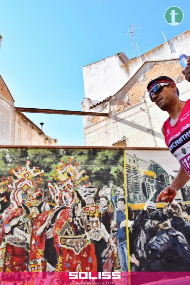 [FOTOS] 10K CorrenTomelloso 2021: paso por mural artistas y tradiciones de Tomelloso