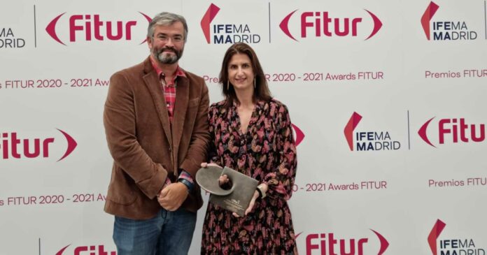 José Alberto Crespo y Carlota Lorenzo en el acto de entrega de los Premios FITUR 2021