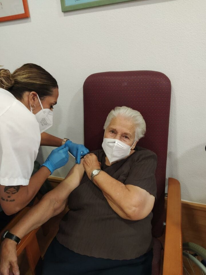 Encarna Gallardo, de 94 años y de la Residencia Elder, la primera tomellosera en recibir la tercera vacuna