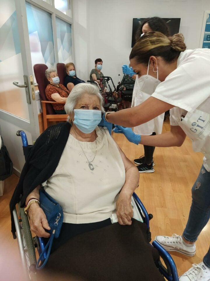 Encarna Gallardo, de 94 años y de la Residencia Elder, la primera tomellosera en recibir la tercera vacuna